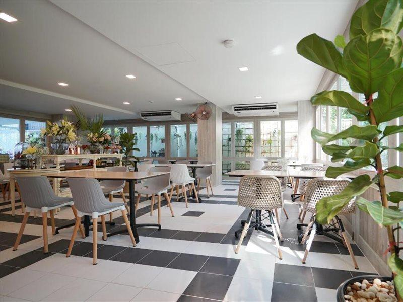 The Qube Fifty Hotel Bangkok Bagian luar foto