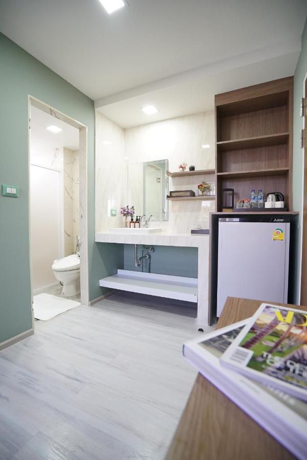 The Qube Fifty Hotel Bangkok Bagian luar foto