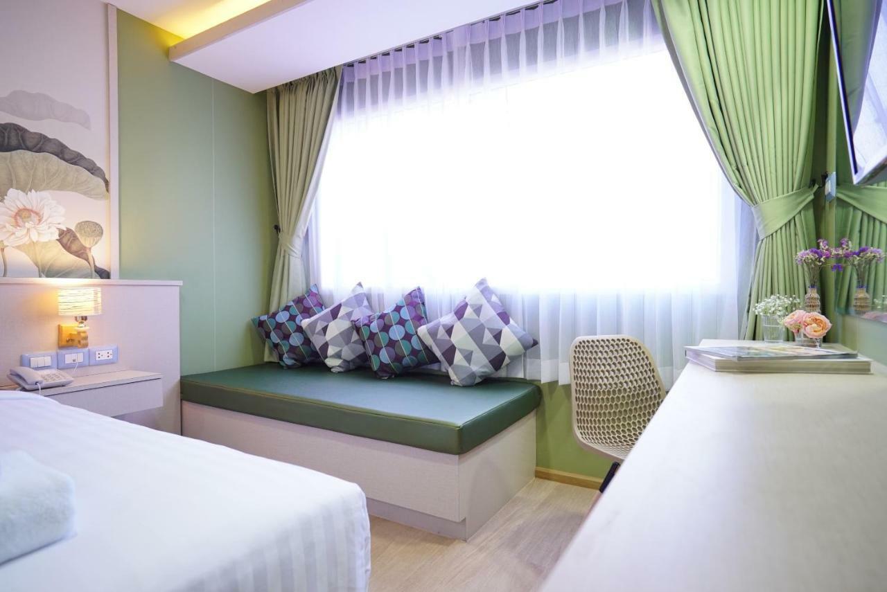 The Qube Fifty Hotel Bangkok Bagian luar foto