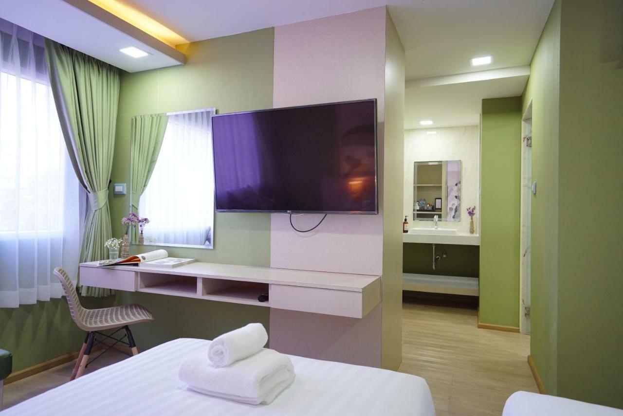 The Qube Fifty Hotel Bangkok Bagian luar foto