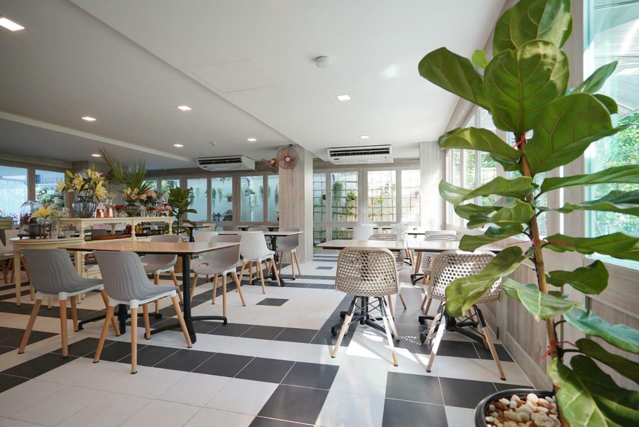 The Qube Fifty Hotel Bangkok Bagian luar foto