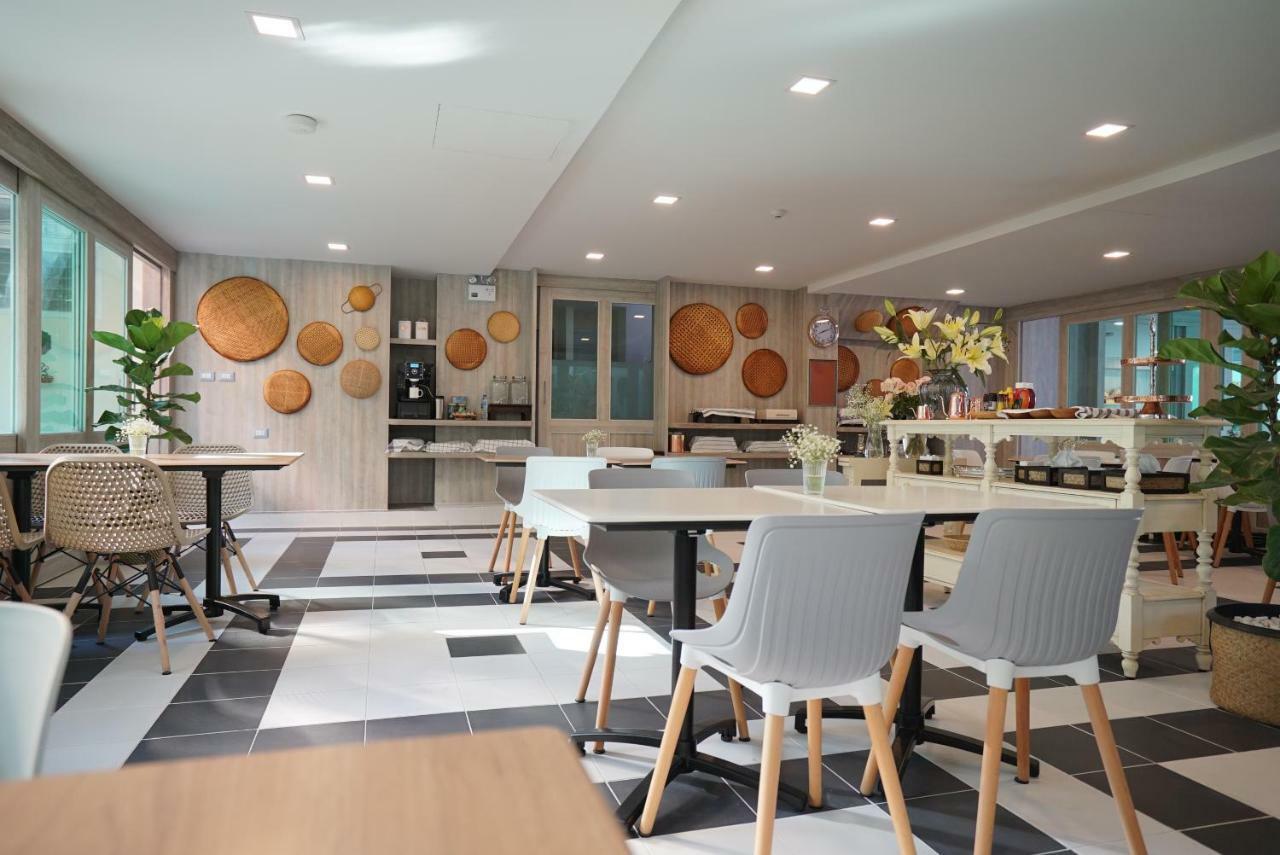 The Qube Fifty Hotel Bangkok Bagian luar foto