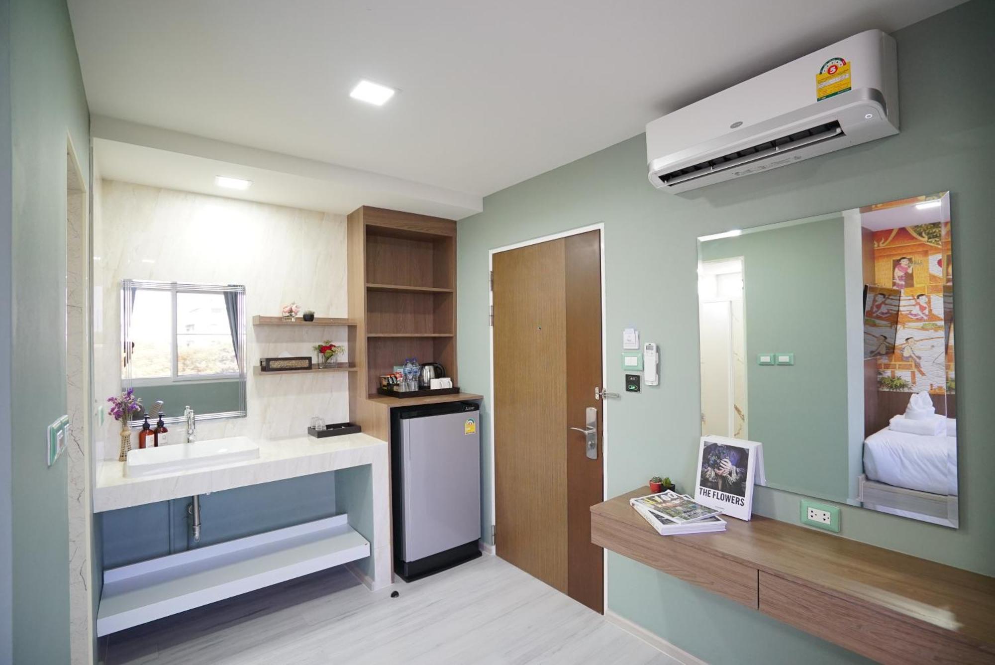 The Qube Fifty Hotel Bangkok Bagian luar foto