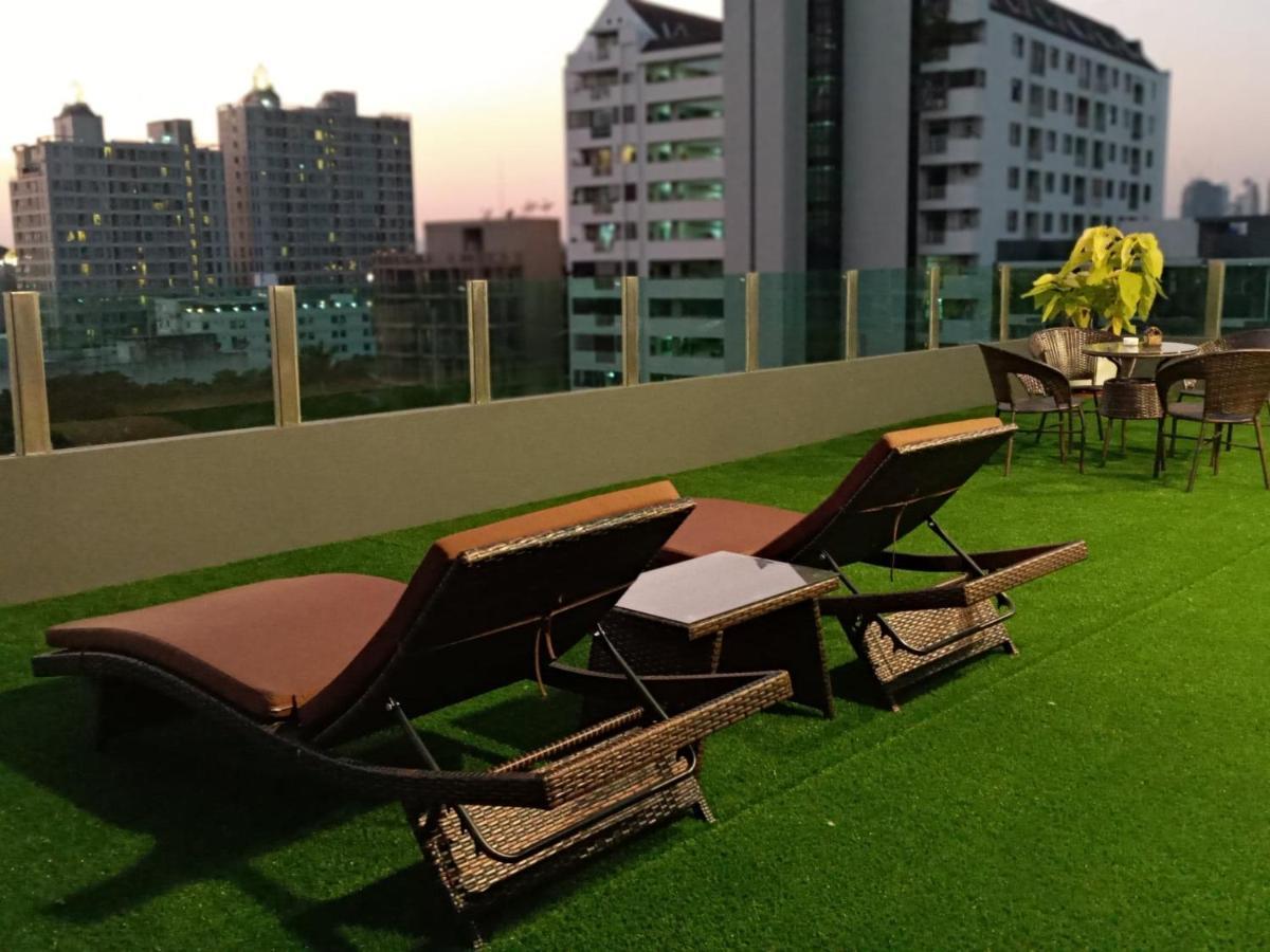 The Qube Fifty Hotel Bangkok Bagian luar foto